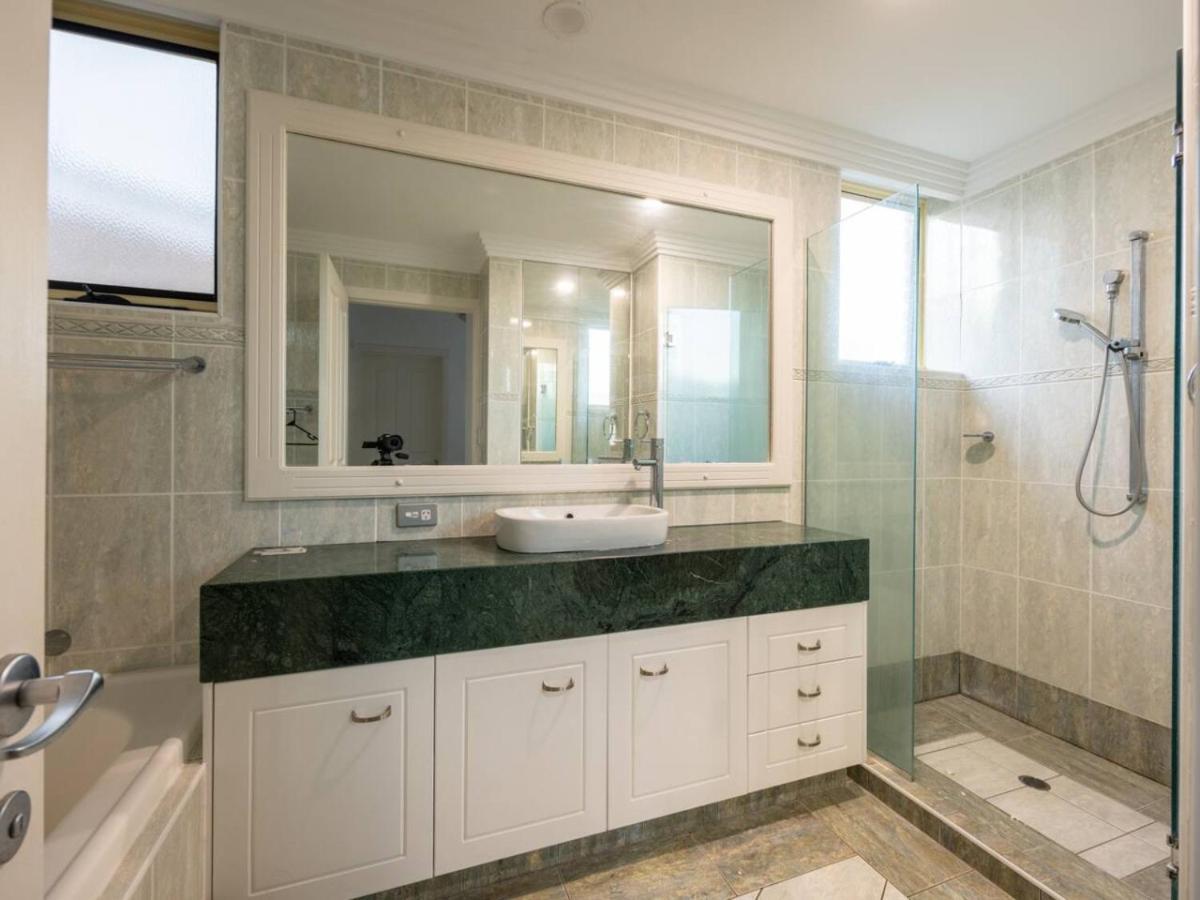Waterfront Stunning Antique 4rms 7beds Gold Coast