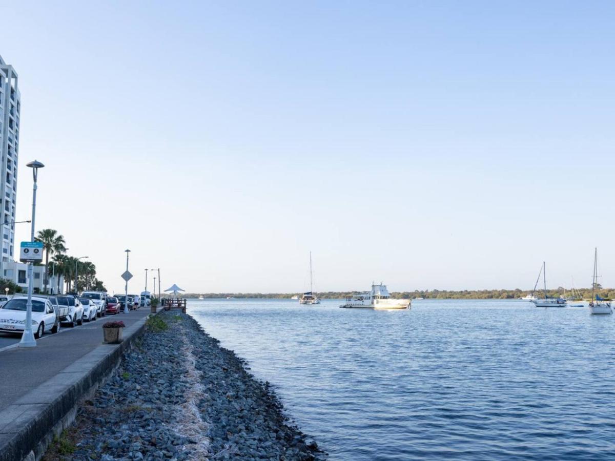 Waterfront Stunning Antique 4rms 7beds * Gold Coast