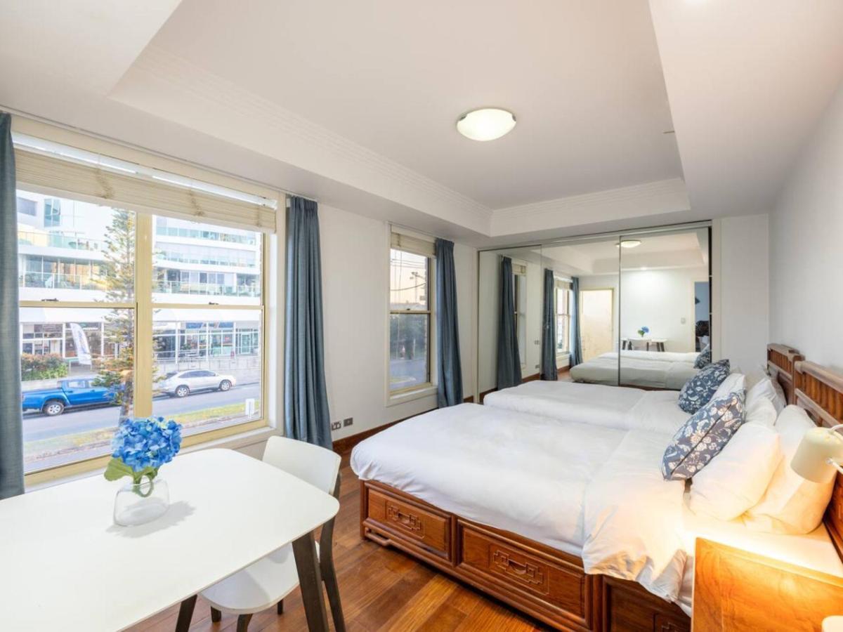 Waterfront Stunning Antique 4rms 7beds Gold Coast